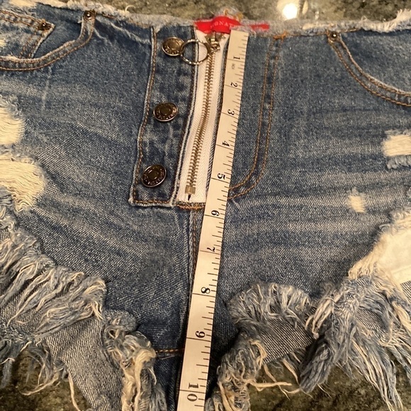 Signature 8 Distressed and Frayed Mid-rise Shortie jean Shorts size 6 - Picture 4 of 7